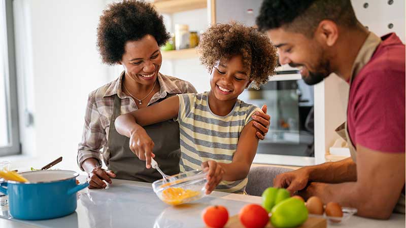 Blog-Ambiental-familia-preparando-a-refeição