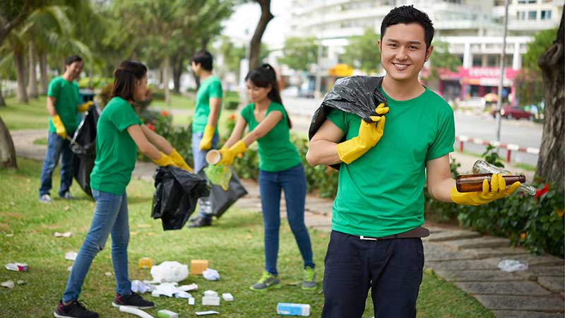 Grupo de voluntários realizando coleta seletiva em área urbana, ação comunitária destacada pelo Blog Ambiental