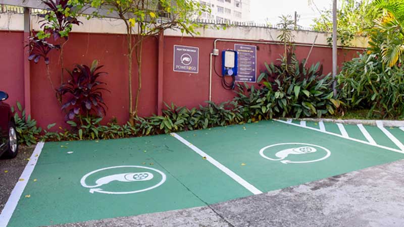 Vagas verdes com estação de recarga elétrica para carros no Clube Atlético Juventus, em São Paulo