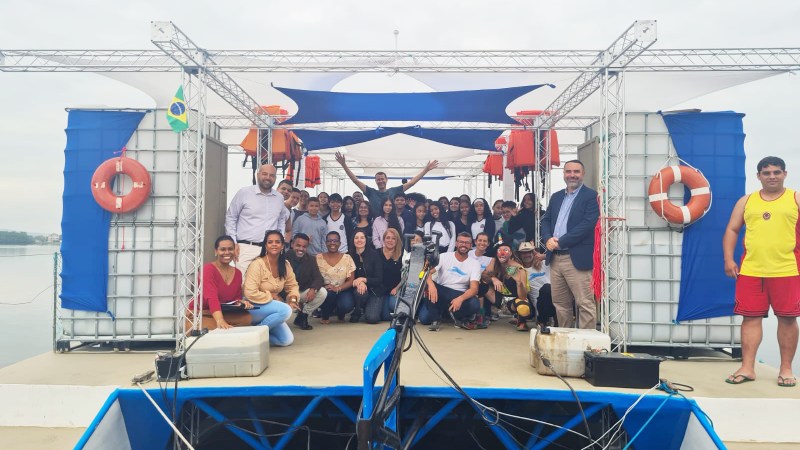 Blog Ambiental • Grupo de estudantes, educadores e gestores ambientais reunidos no Barco Escola em Cubatão.