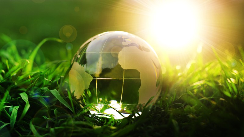 Blog Ambiental • Globo de cristal sobre grama iluminado pelo sol