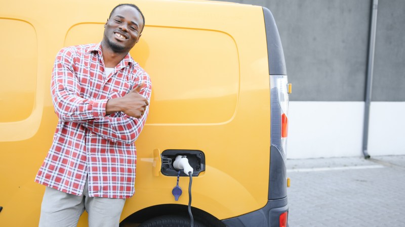 Blog Ambiental • Homem ao lado de van elétrica amarela em recarga