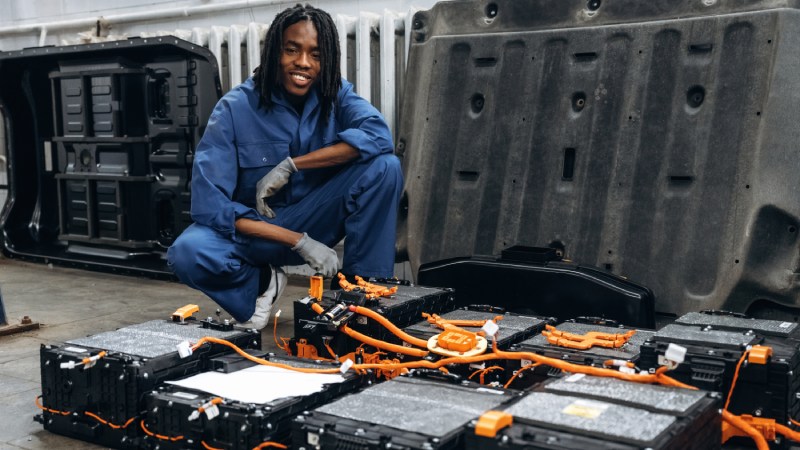 Blog Ambiental • Técnico manuseando baterias de veículos elétricos para reaproveitamento