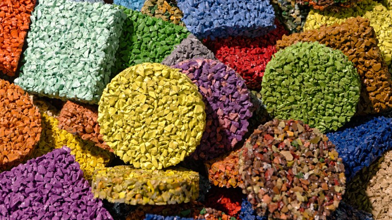 Blog Ambiental • Materiais reciclados em grânulos coloridos, prontos para reutilização na indústria da construção sustentável