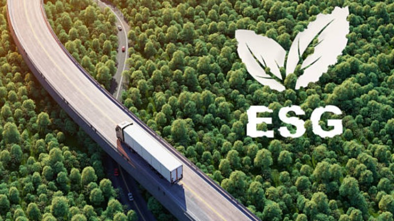 Blog-Ambiental • Caminhão em estrada rodeada por floresta e ícone ESG