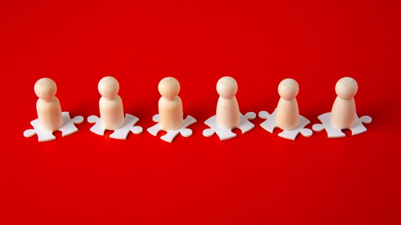 Blog Ambiental • Peças de bonecos sobre partes de um quebra-cabeça alinhadas lado a lado