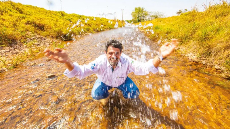 Blog Ambiental • Sérgio Nésio, do Instituto Espinhaço, próximo a curso d’água no Cerrado, destacando que a água é elemento vital para a conservação