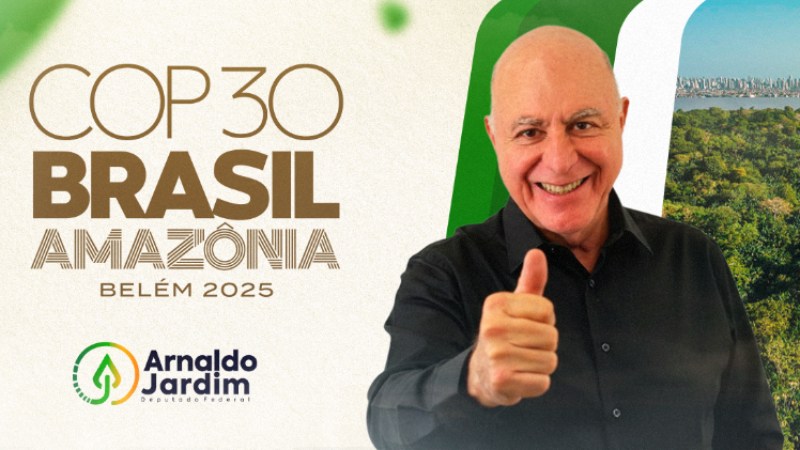 Deputado Federal Arnaldo Jardim sorrindo e fazendo sinal de positivo diante de arte oficial da COP30 Brasil Amazônia Belém 2025.