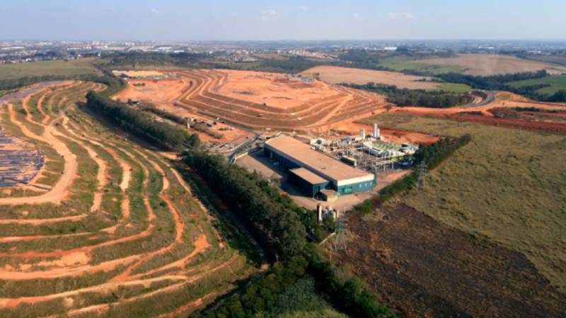 Complexo de tratamento de resíduos e captação de biogás em área de aterro sanitário — vista aérea da série O Lixo Também É Se