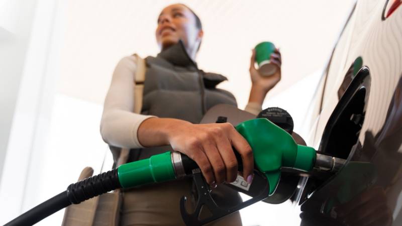 Blog Ambiental • Mulher abastecendo carro com biocombustível, ilustrando o uso cotidiano do etanol no transporte sustentável. Imagem de Freepik.