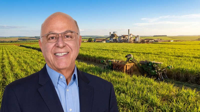 Blog Ambiental • Arnaldo Jardim em área agrícola com colheita mecanizada ao fundo