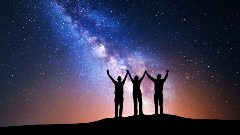 Blog Ambiental • Silhuetas celebrando sob o céu estrelado e a Via Láctea