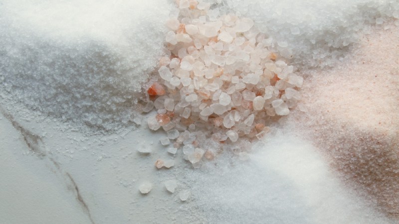 Blog Ambiental • Cristais de sal rosa e branco representando variações naturais usadas em estudos de energia osmótica.