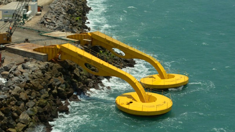 Blog Ambiental • Equipamento brasileiro de conversão de energia das ondas instalado no litoral operando sobre o mar calmo.