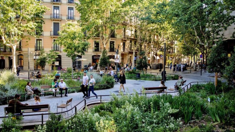 Blog Ambiental • Superblock no bairro Eixample, em Barcelona, com áreas verdes, espaços de convivência e prioridade para pedestres como exemplo de infraestrutura verde urbana