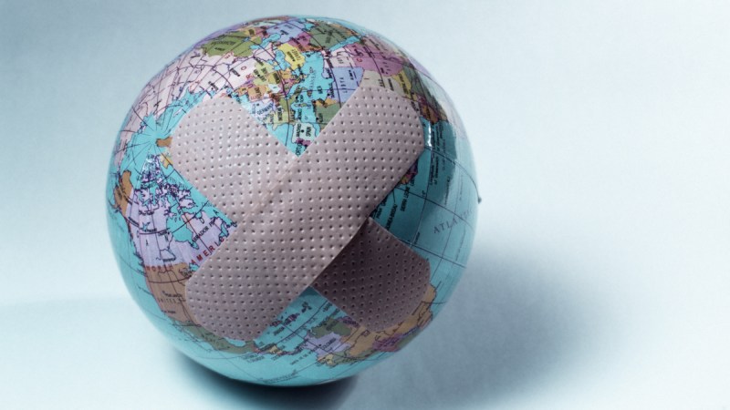 Blog Ambiental • Planeta Terra com curativo simbolizando soluções superficiais para problemas ambientais complexos.