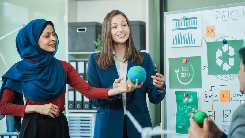 Lideranças femininas em reunião estratégica sobre ESG, sustentabilidade e metas de Net Zero, com diversidade e governança ambiental.