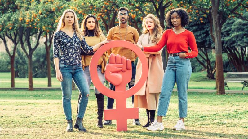 Grupo diverso de mulheres representando equidade de gênero e empoderamento feminino em causas sociais e ambientais.