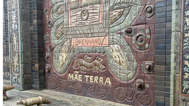 Blog Ambiental • Painel artístico “Mãe Terra”, de Brennand, representando a relação simbólica entre humanidade e natureza