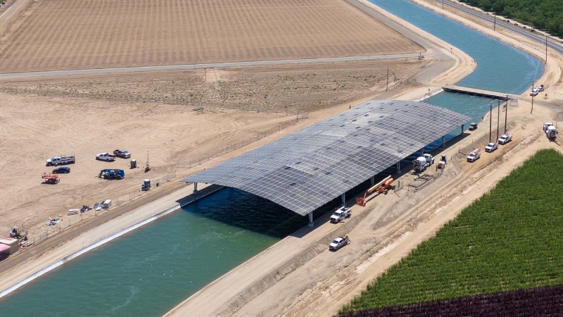Blog Ambiental • Projeto de canal solar na Califórnia em fase de implantação com painéis fotovoltaicos sobre a água