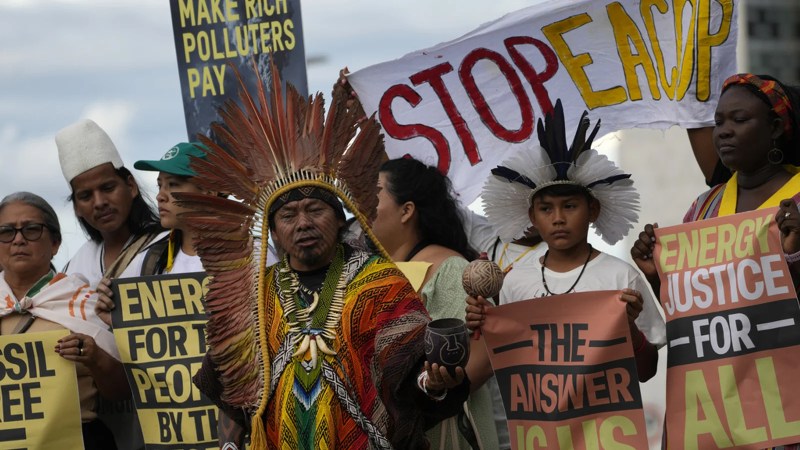 Blog Ambiental • Liderança indígena participa de manifestação por justiça climática e energética em Brasília, denunciando os impactos do capitalismo extrativista