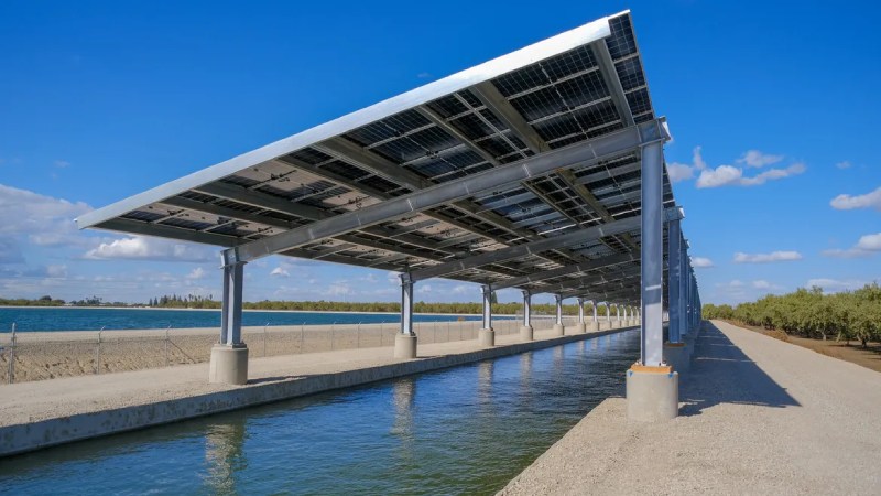 Blog Ambiental • Estrutura elevada de painéis solares sobre canal permite resfriamento natural e maior eficiência energética