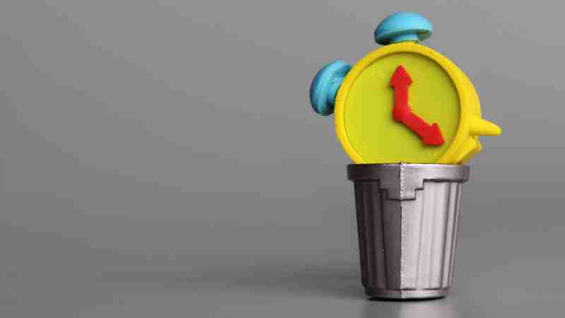 Blog Ambiental • Relógio descartado em uma lixeira simbolizando a obsolescencia programada.