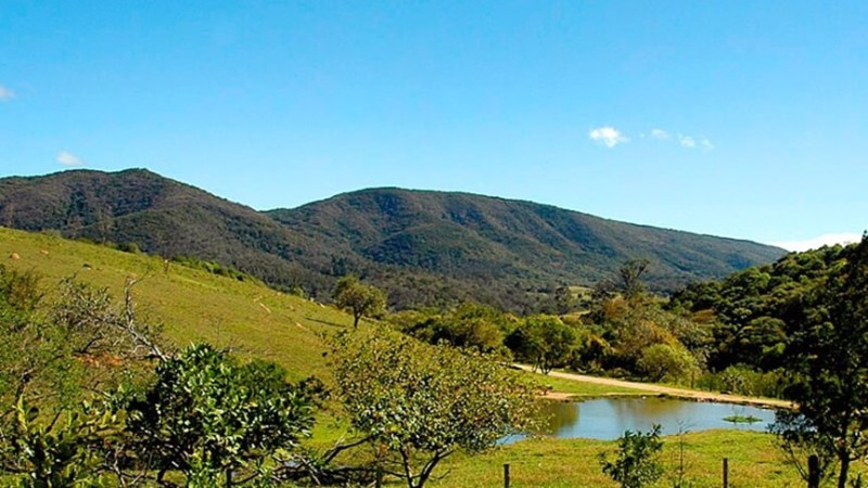 Blog Ambiental • Paisagem da Serra do Japi com lago e vegetação nativa em área de conservação ambiental