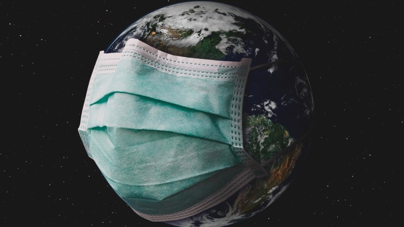 Blog Ambiental • Planeta Terra usando máscara simbolizando crise global e estado permanente de emergência