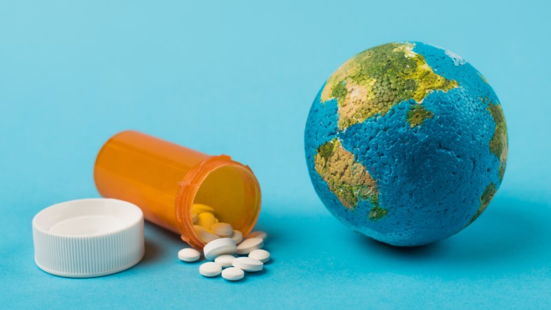 Blog Ambiental • Planeta Terra ao lado de medicamentos representando soluções emergenciais para a crise ambiental